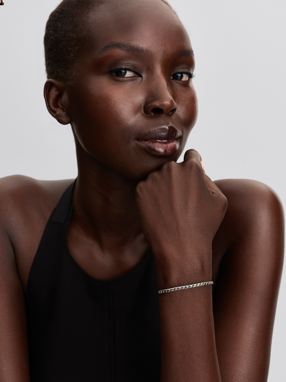 Round Clasp Wing Chain Bracelet
Sterling silver