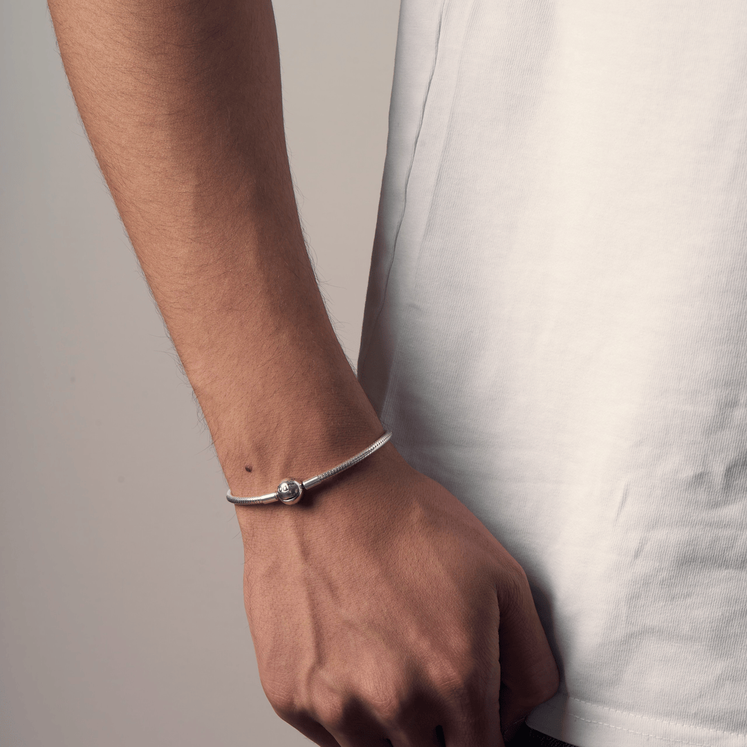Snake chain silver bracelet with round clasp