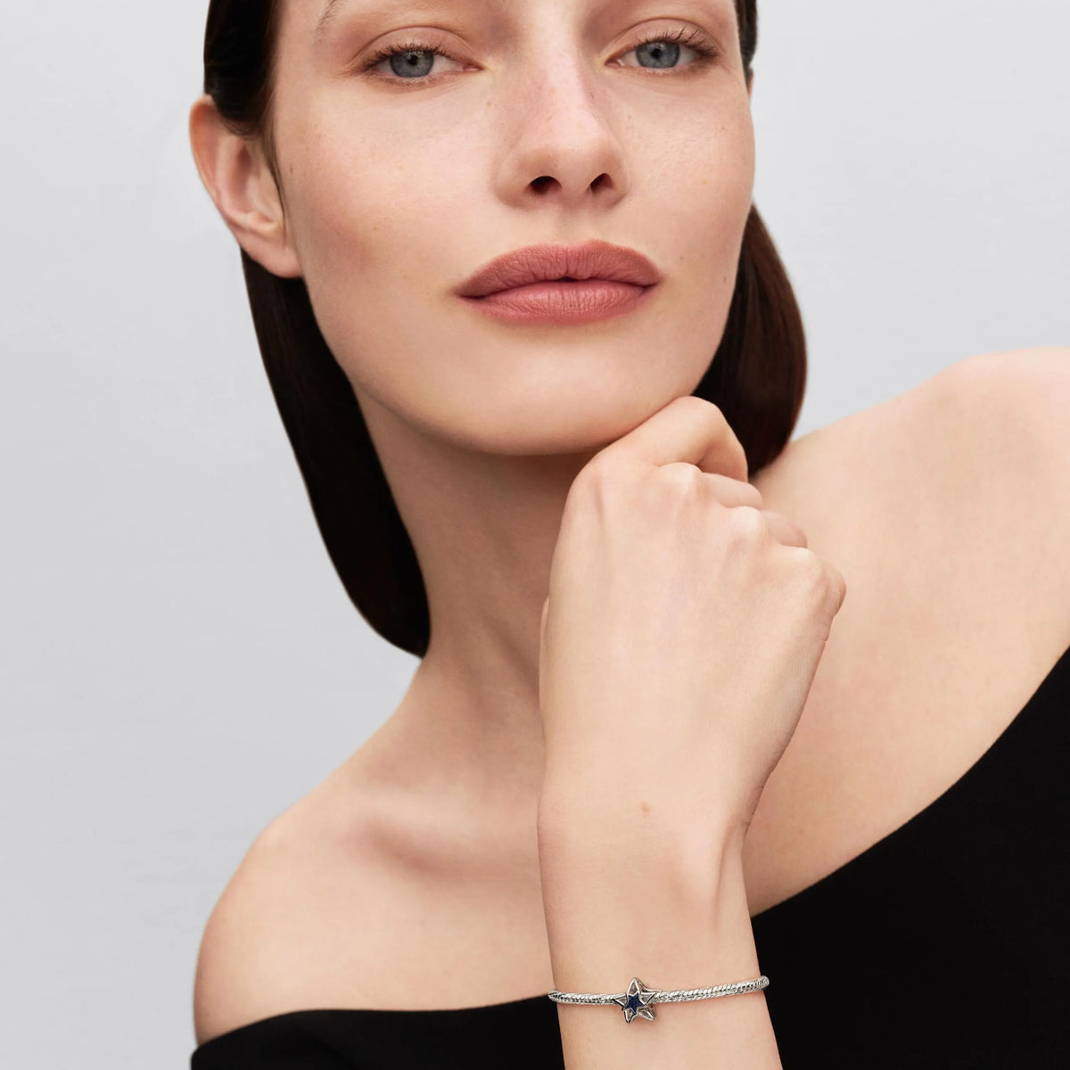 Openwork star platinum-plated charm with blue enamel